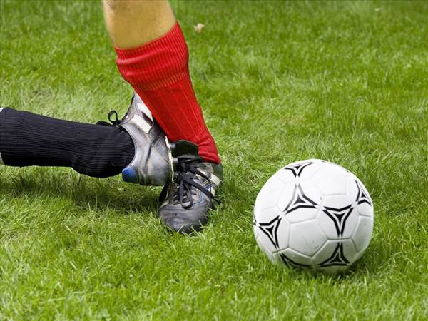 Lỗi kê chân trong bóng đá là gì? Hình thức xử phạt ra sao