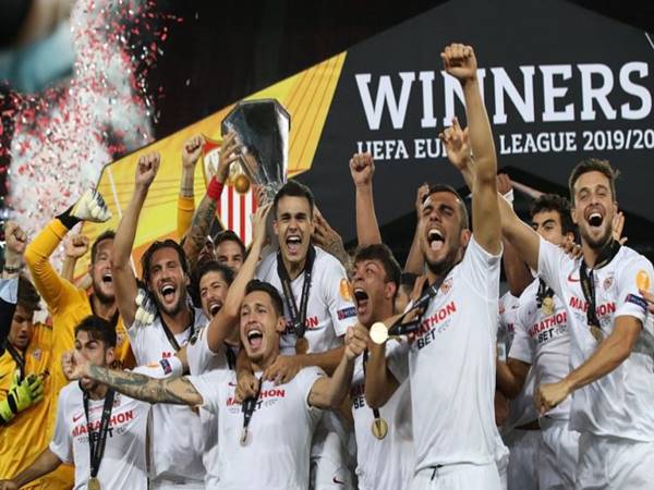 Giải thưởng cho đội bóng vô địch UEFA Europa League là gì