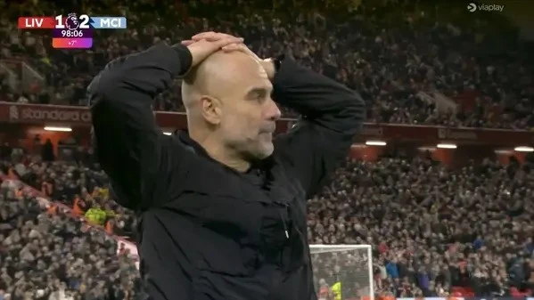 Pep Guardiola ôm đầu khoảnh khắc nói thật về Man City