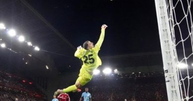 Tin Man City: Pep ôm đầu ở Anfield và khoảnh khắc nói thật